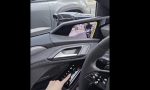 Las redes sociales alucinan con esta mujer: conduce un coche con un espejo retrovisor futurista que también existe en España