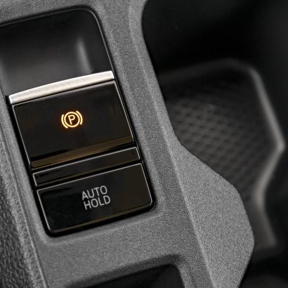 Casi nadie utiliza este botón y su utilidad es muy alta para conducir más cómodo y seguro