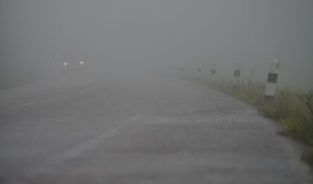Carretera secundaria invierno niebla