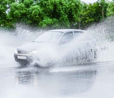 Charco coche velocidad