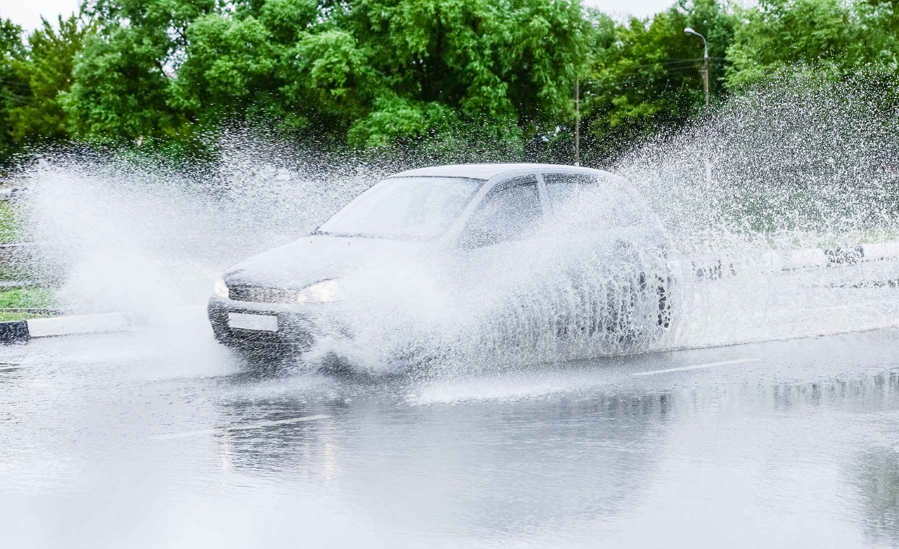 Charco coche velocidad
