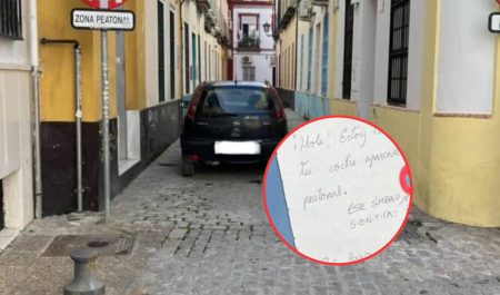 Coche aparcado calle prohibida Sevilla