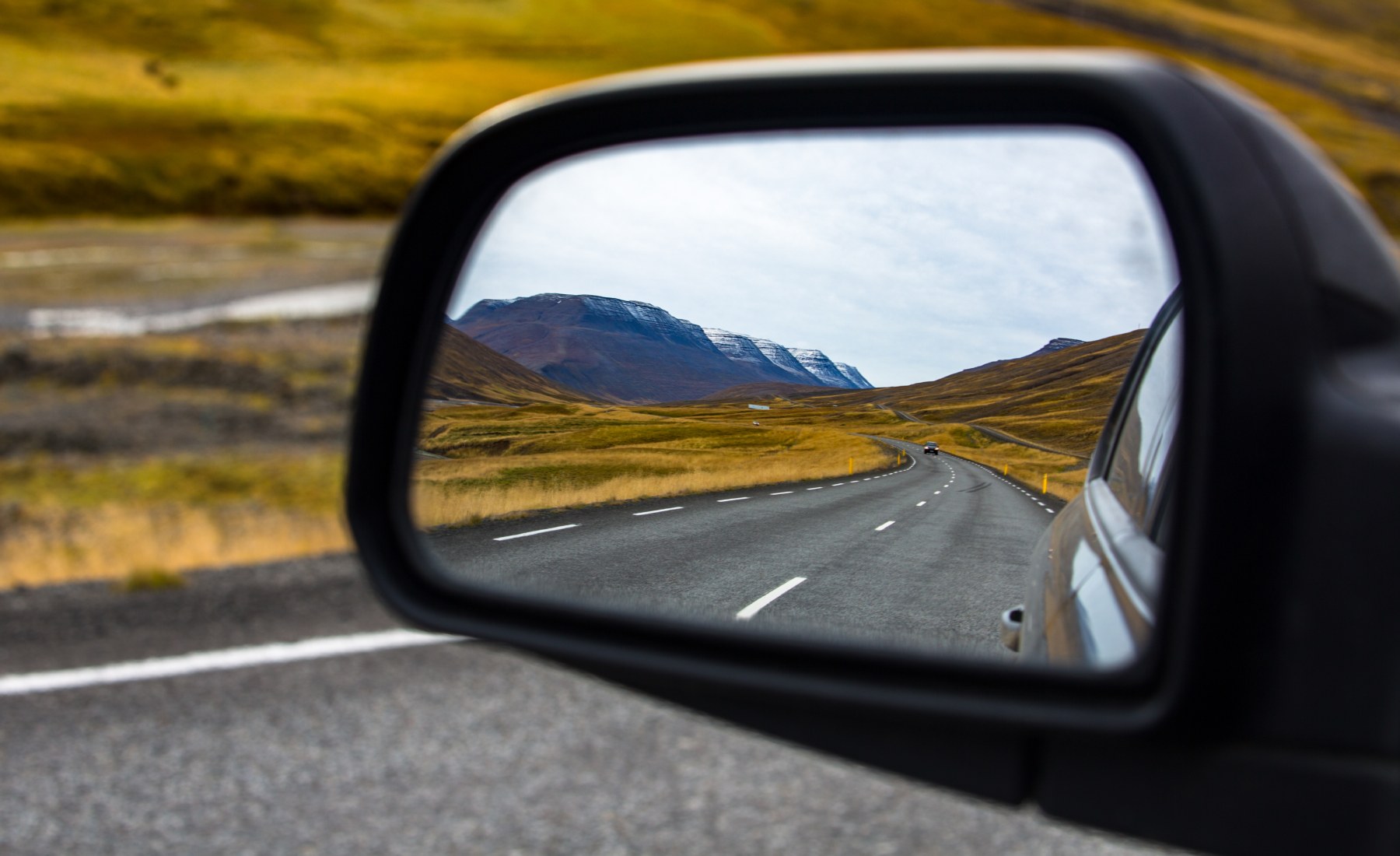 Espejo retrovisor derecho del coche.
