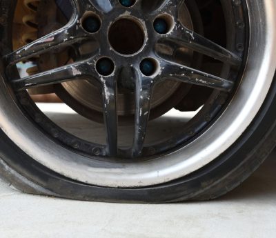 Llanta y neumático reventados