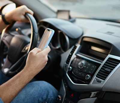 Manipular el teléfono móvil mientras se conduce