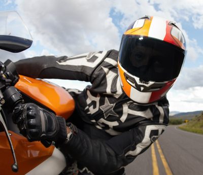 Motorista casco carretera