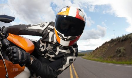 Motorista casco carretera