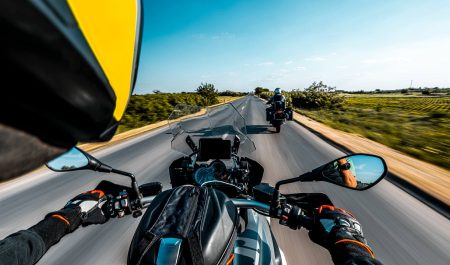 Los motoristas deben tener un chaleco reflectante desde el 1 de octubre: la DGT cambia el reglamento para mejorar la visibilidad de los vulnerables