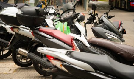 Motos aparcadas en la acera Barcelona