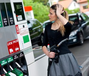 Mujer repostando combustible