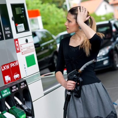 Le prestaron un coche de gasolina y repostó diésel: se equivocó por este detalle y el error le costó muy caro