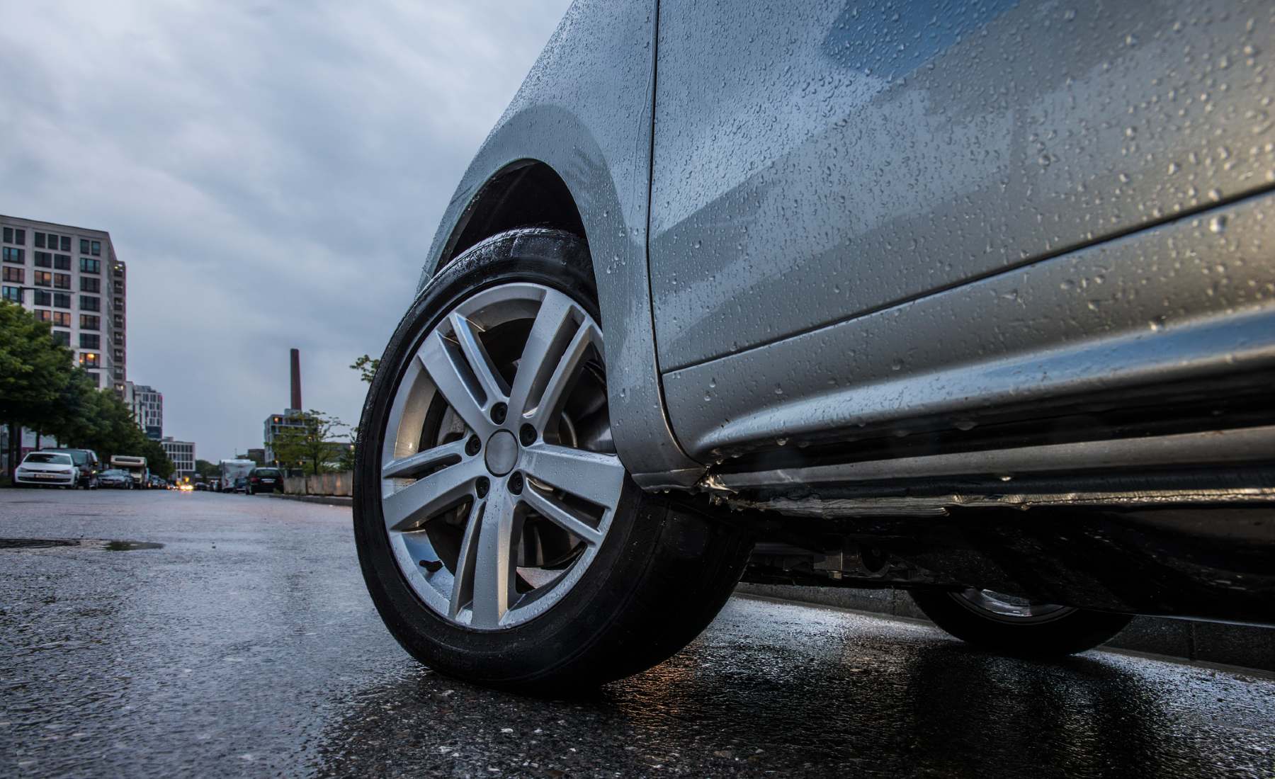 Neumático coche lluvia