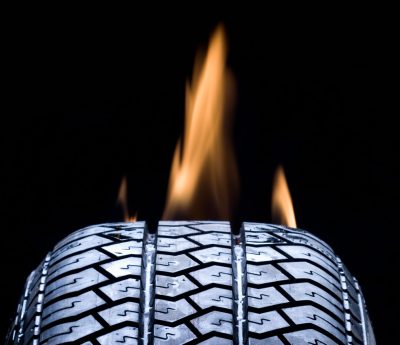 Neumático quemándose