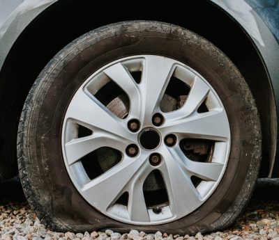 Reventón neumático coche socavón