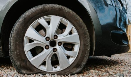 Reventón neumático coche socavón