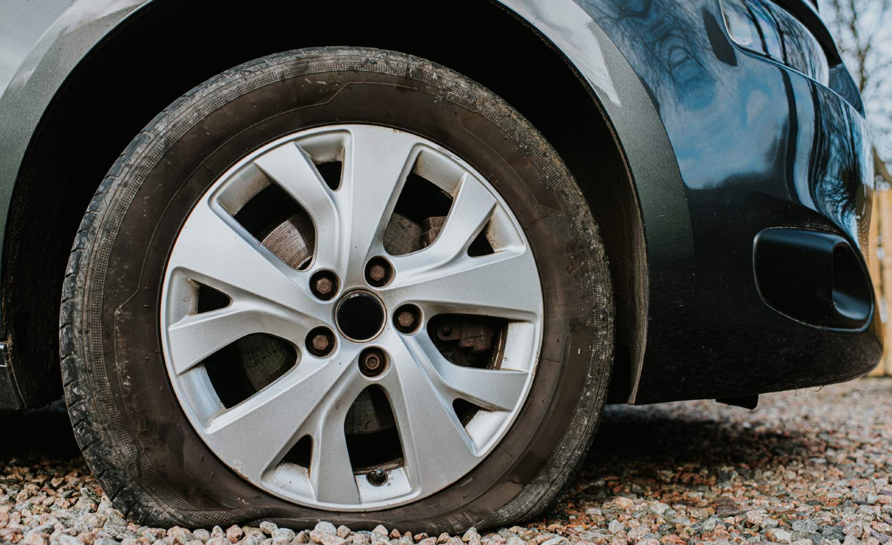 Reventón neumático coche socavón