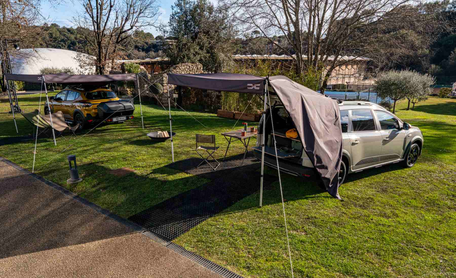 Sandero Stepway y Jogger con sus accesorios de camping