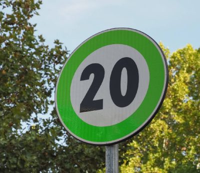 ¿Sabes qué significa esta señal verde que está en muchas carreteras? 