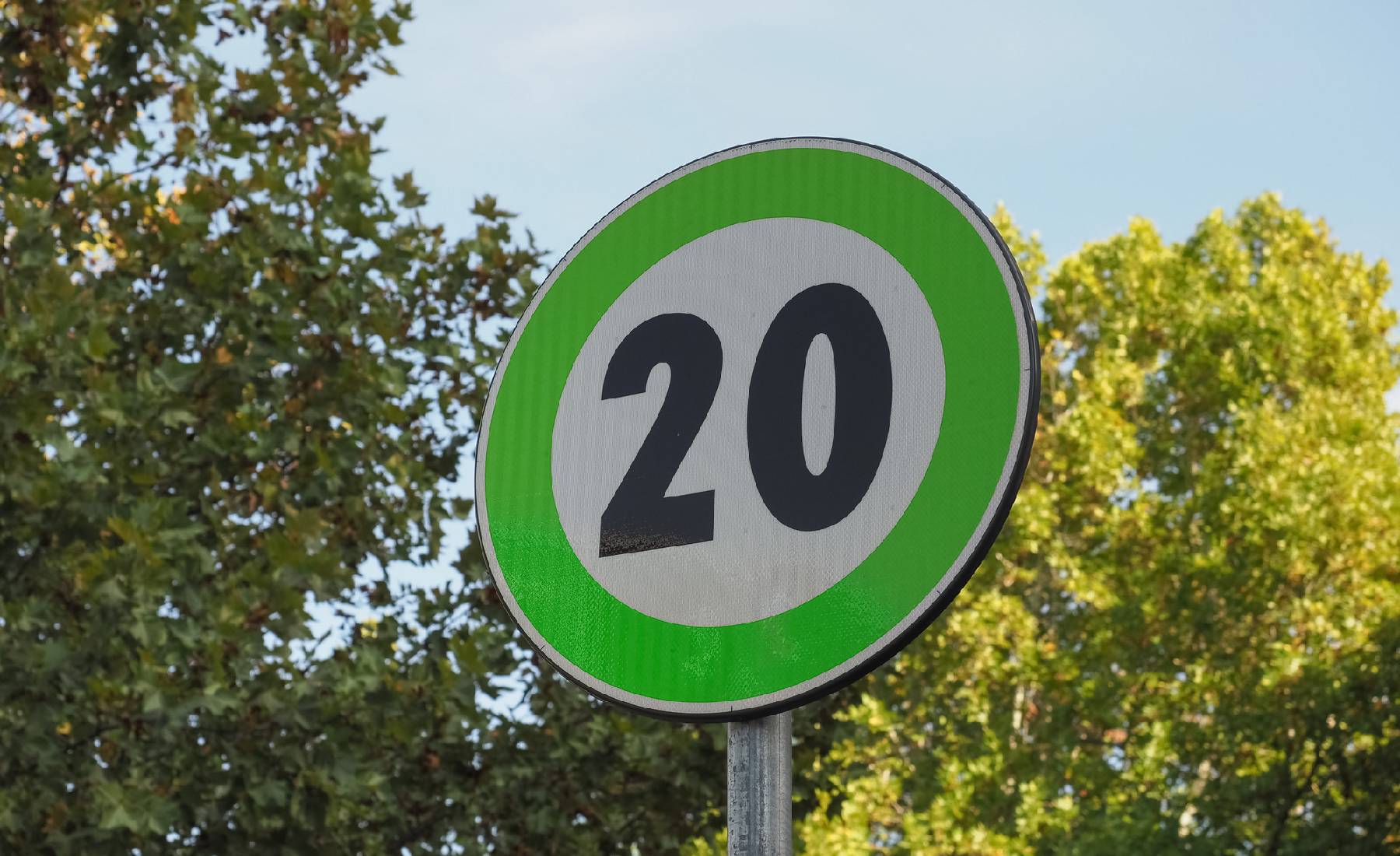 ¿Sabes qué significa esta señal verde que está en muchas carreteras?