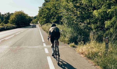 ciclista carretera arcen