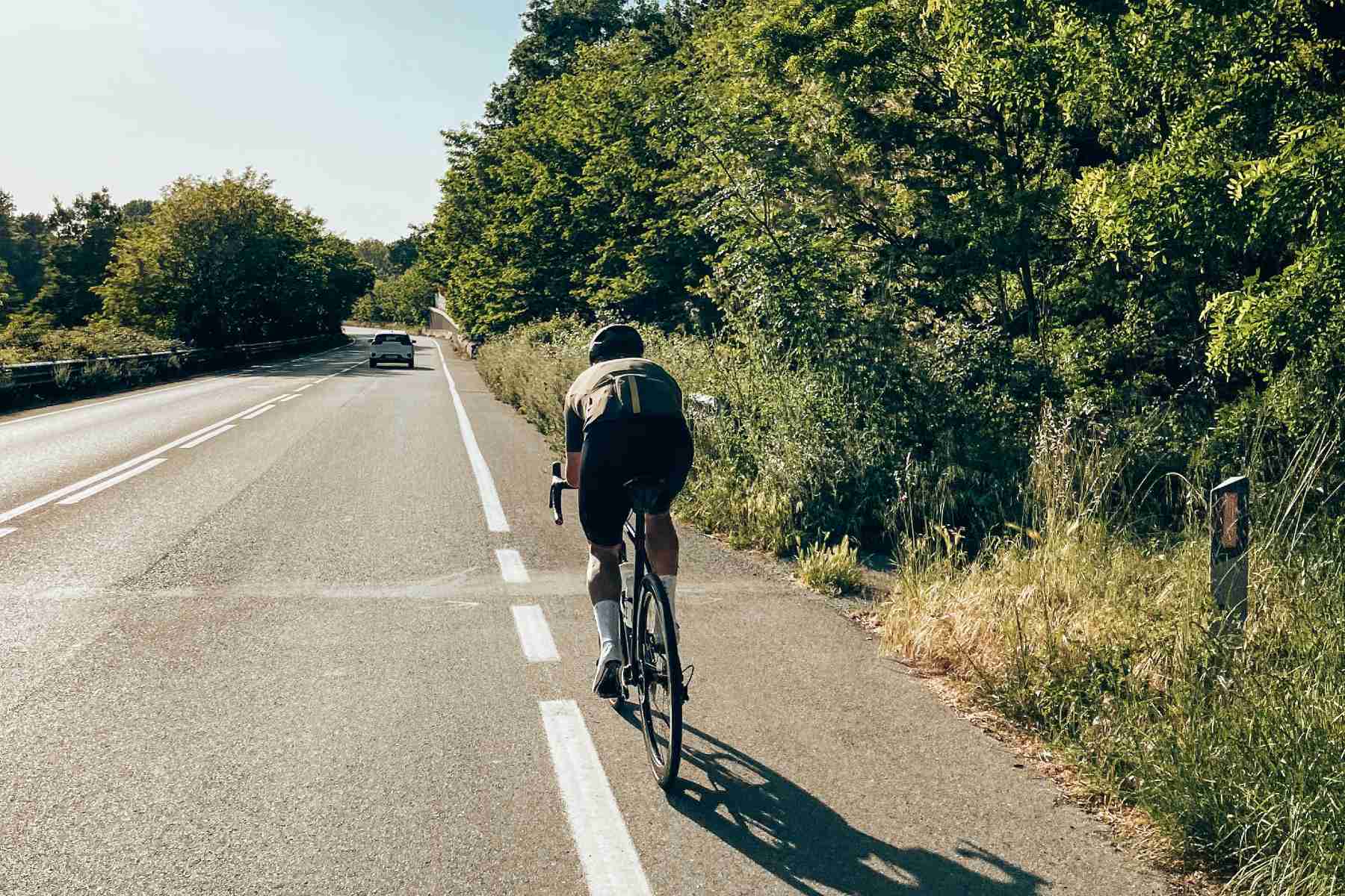 ciclista carretera arcen