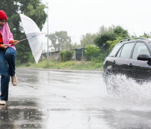 coche salpicar peaton