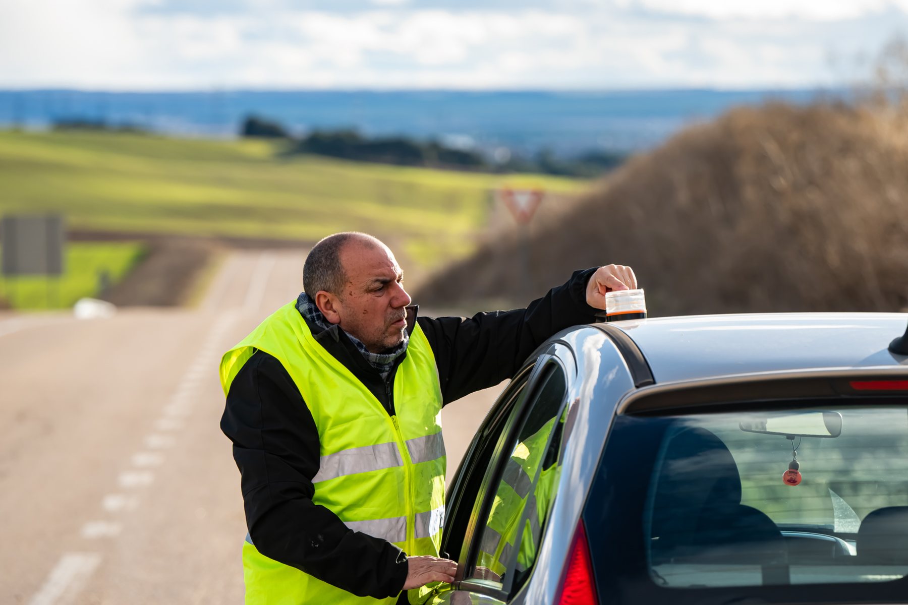¿Los conductores utilizan la baliza V-16? Así lo ven a diario las empresas de auxilio en carretera