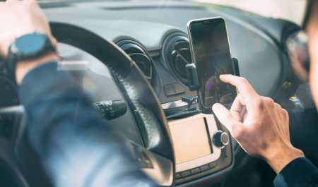 conductor tocar pantalla movil