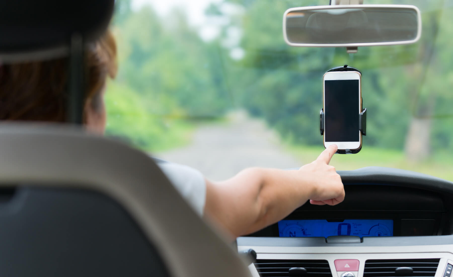 el conductor toca la pantalla del móvil