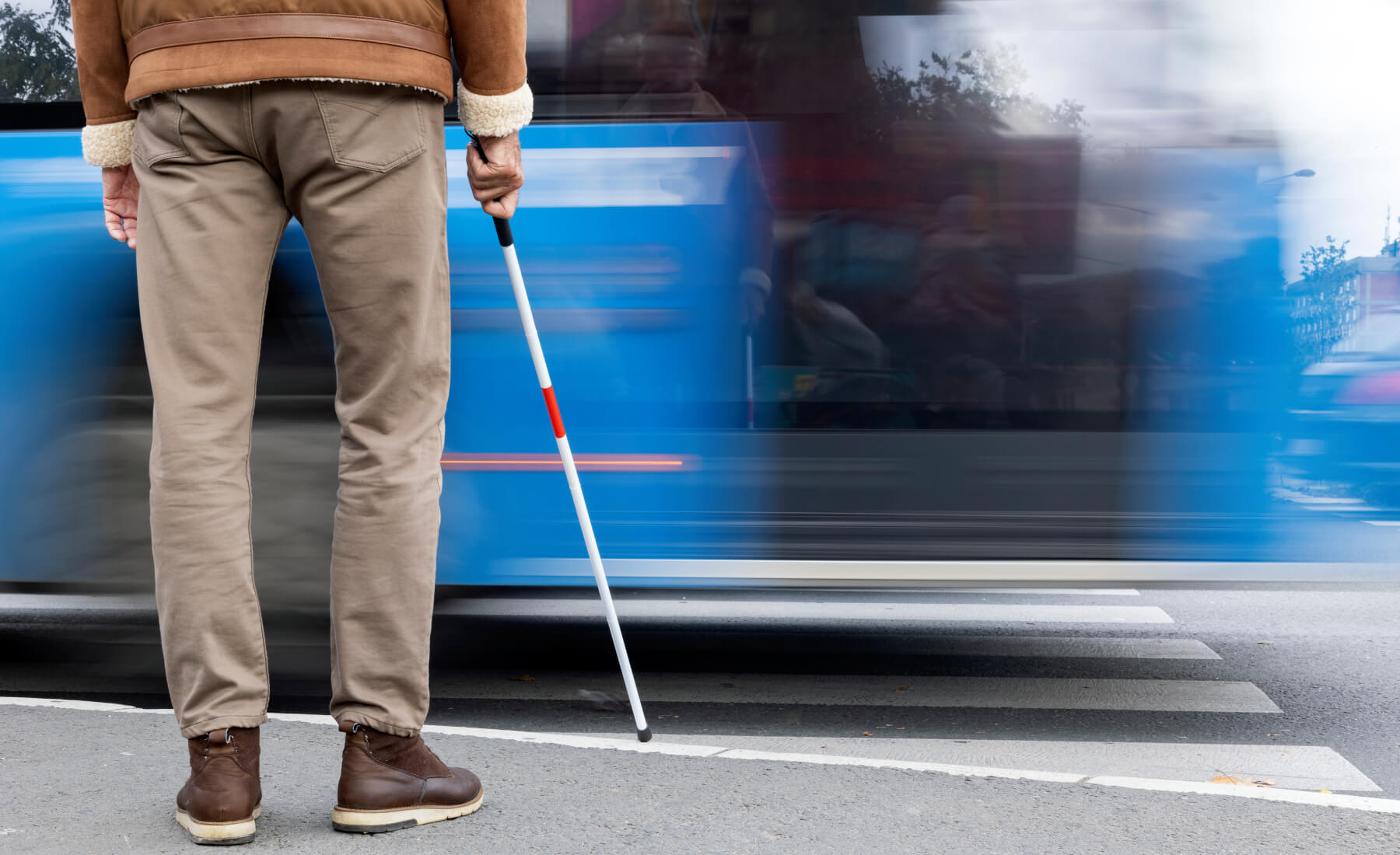 peaton ciego cruzando