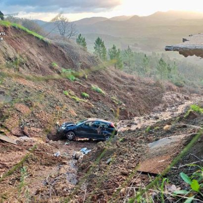 Una conductora cae a un enorme socavón tras el derrumbe de un tramo de la CC‑428 en Cáceres