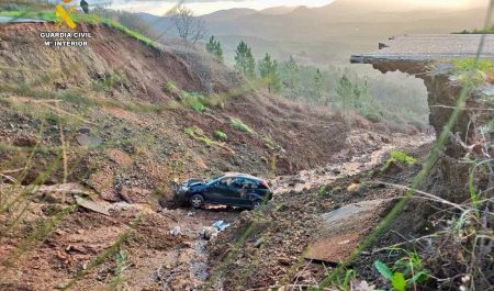 socavon carretera caceres