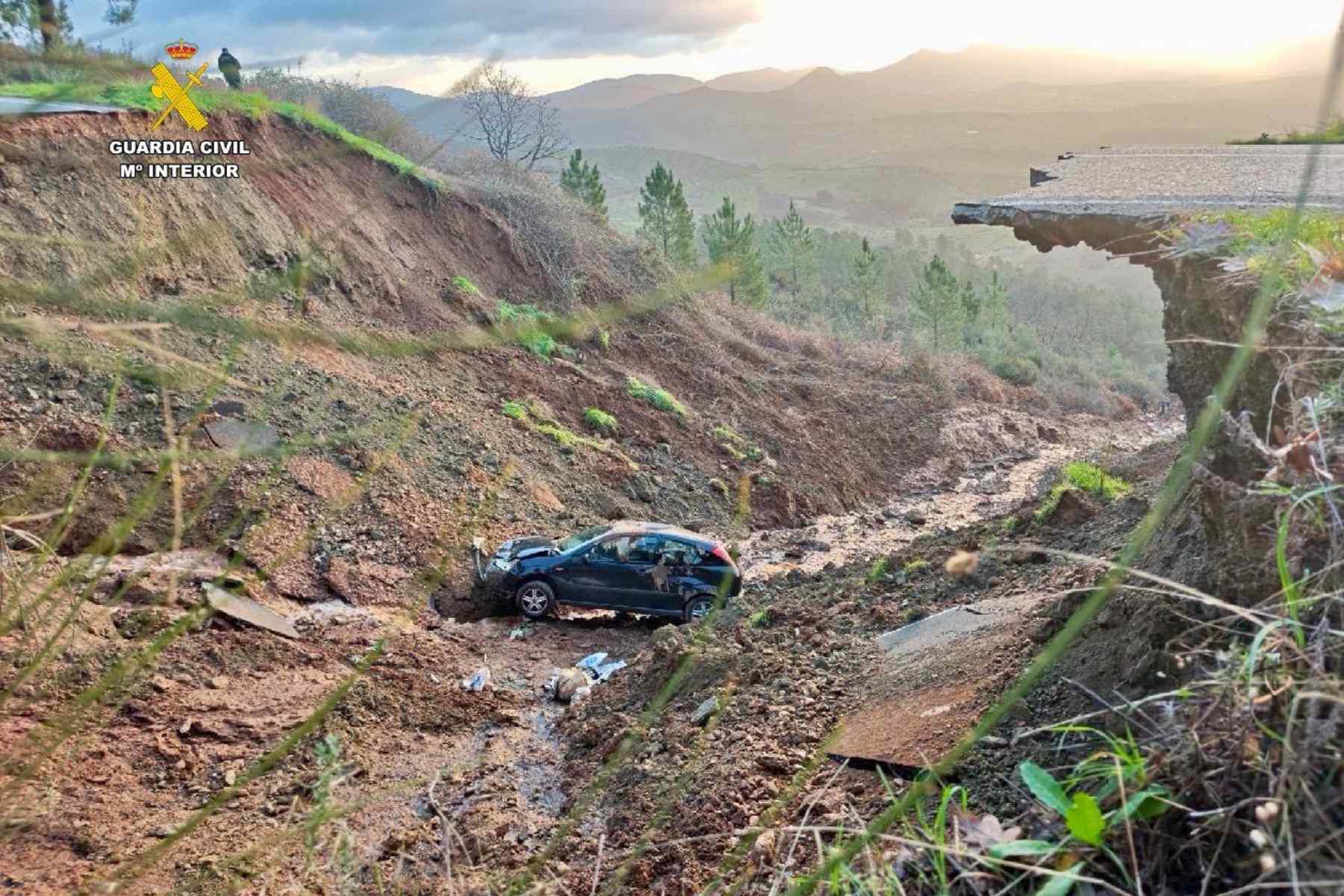socavon carretera caceres