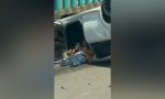 Tiene un accidente de coche y mientras espera a la ambulancia, se tumba en la carretera para hacer esto