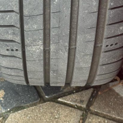 ¿Qué significan estos pequeños agujeros en tu neumático? Un pequeño misterio que casi nadie conoce