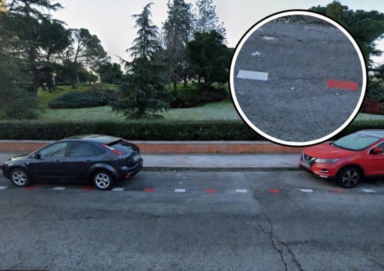 Aparcamiento Madrid líneas blancas y rojas