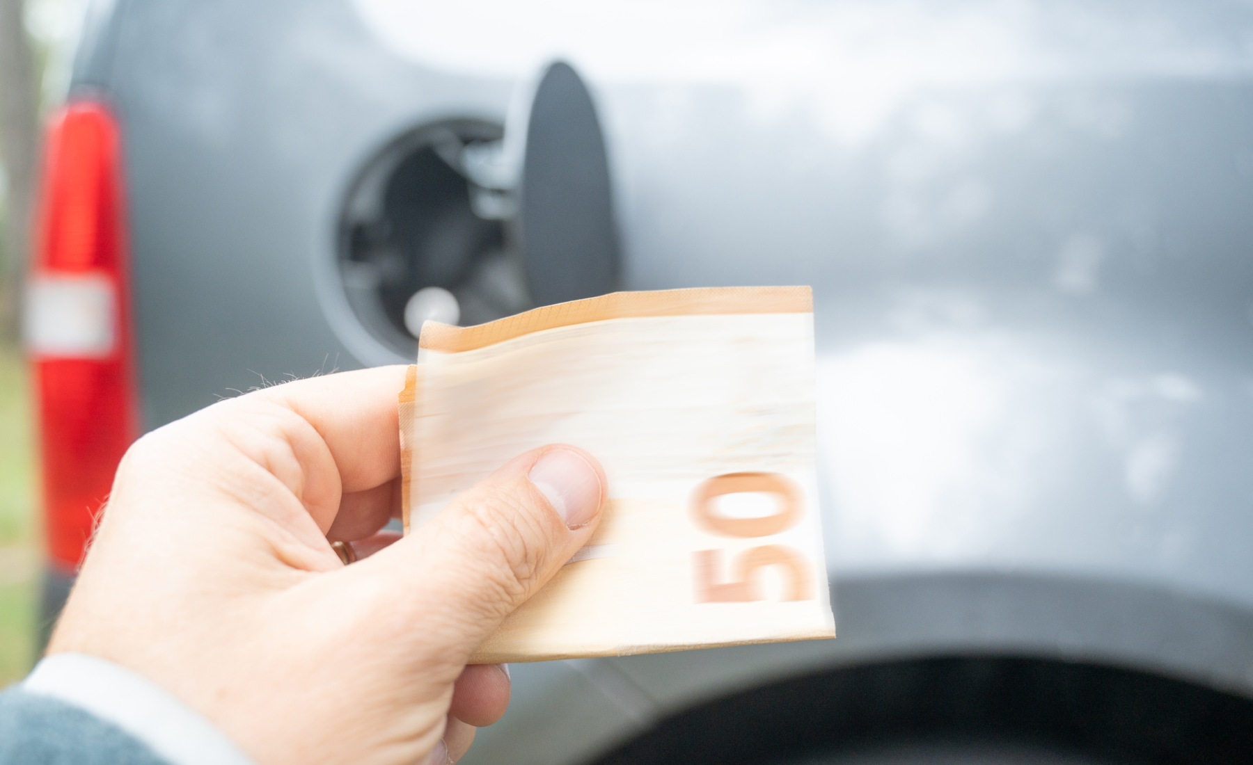 Billete de 50 euros gasolina