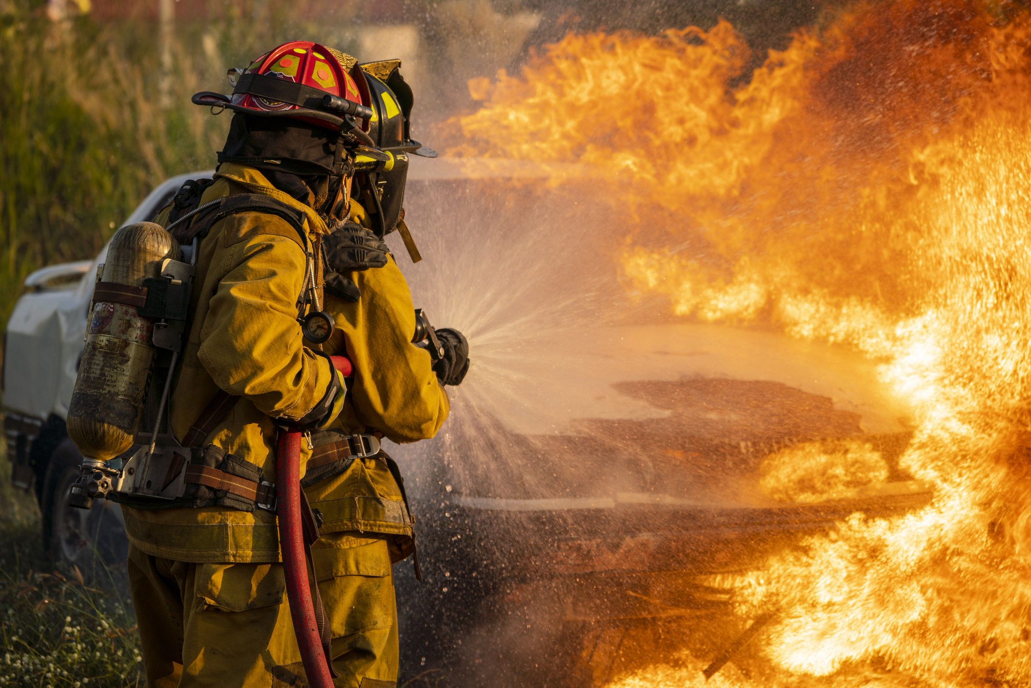 Los bomberos apagan el coche quemado