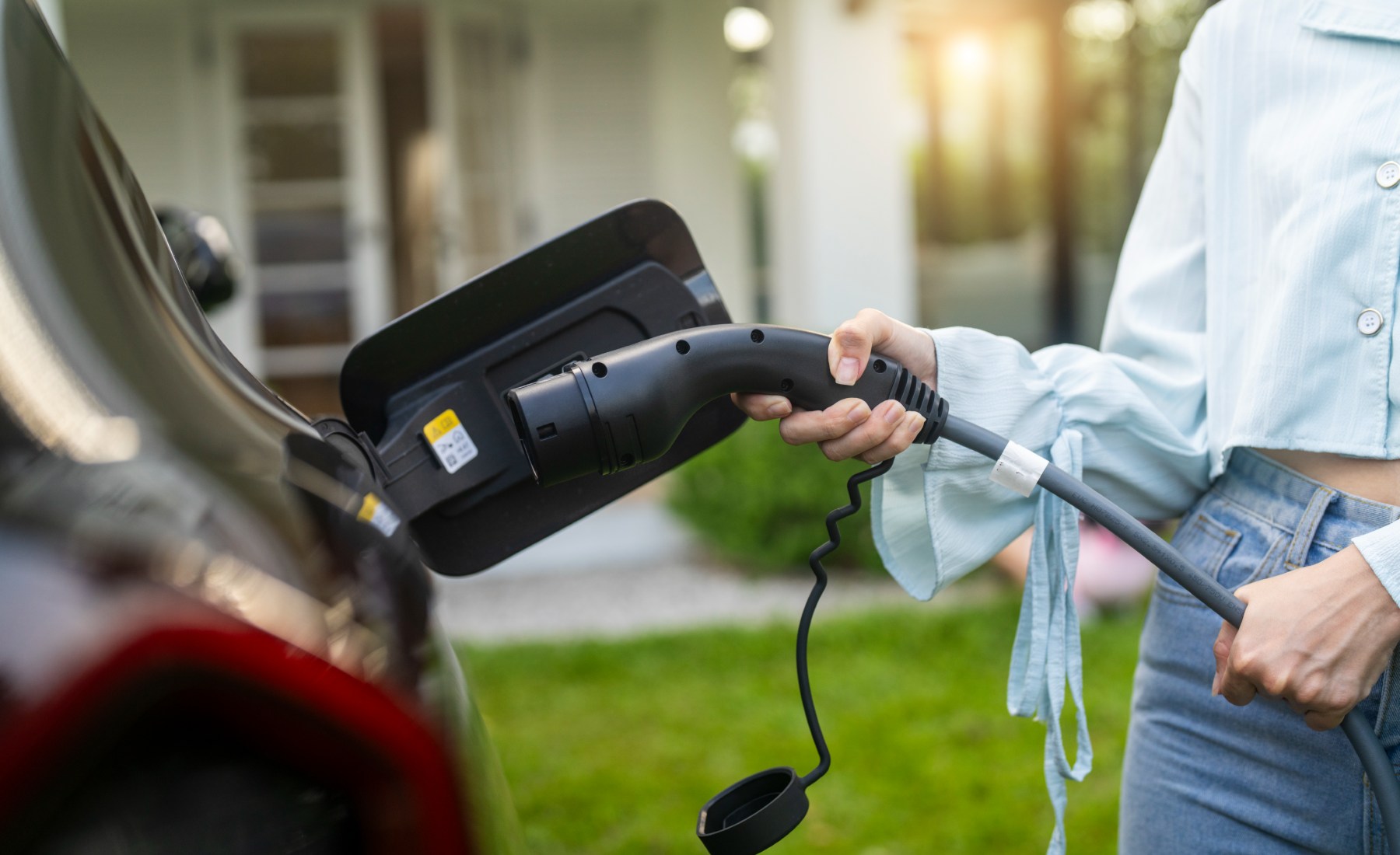 Cargar coche eléctrico en el hogar