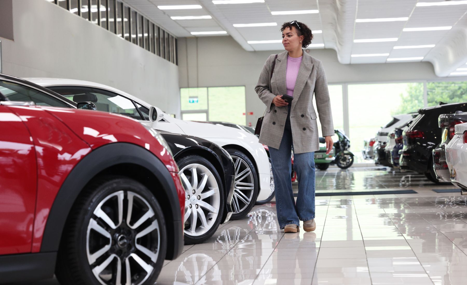 Chica en el concesionario de coches