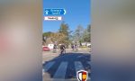Un grupo de ciclistas se salta un ceda el paso en una rotonda y obliga a un conductor a frenar: ¿quién tiene razón?