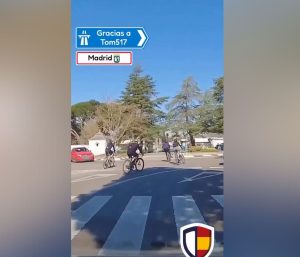 Ciclistas rotonda Madrid