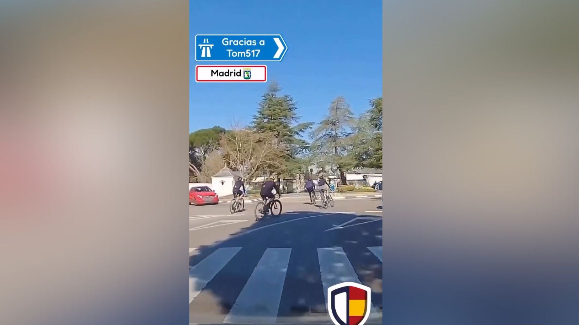 Ciclistas rotonda Madrid