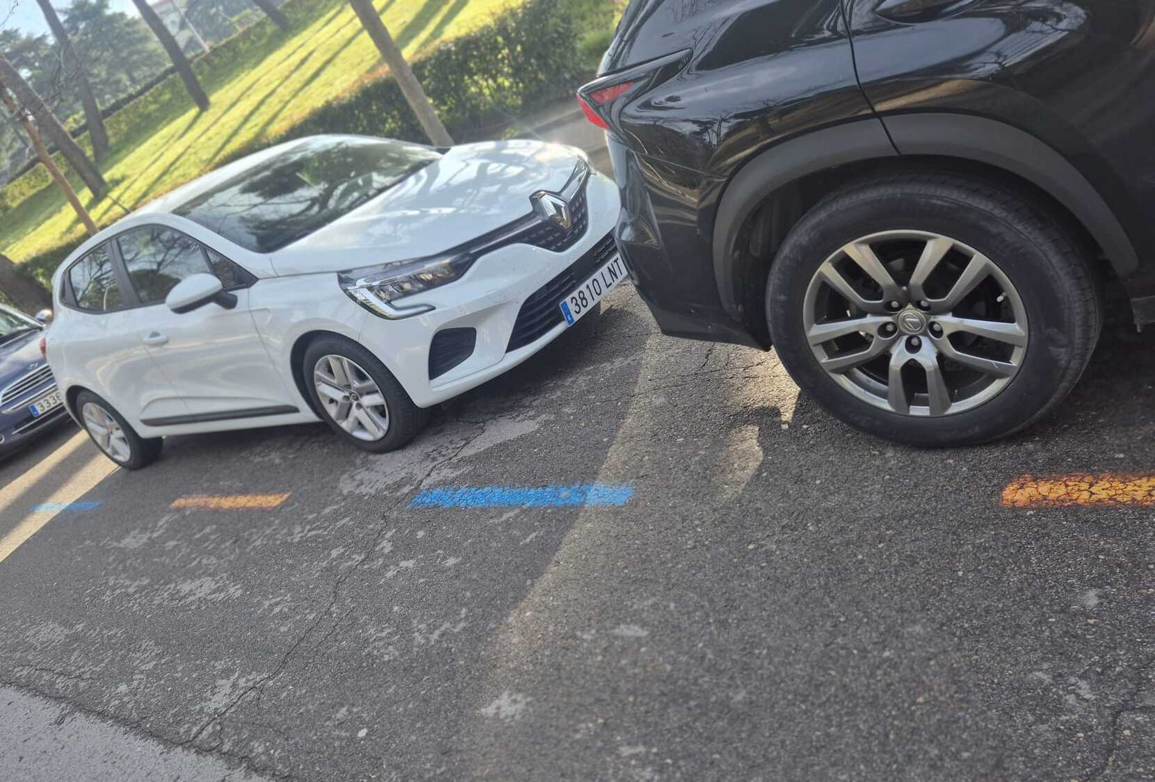 Coches aparcados en Madrid, línea azul y naranja