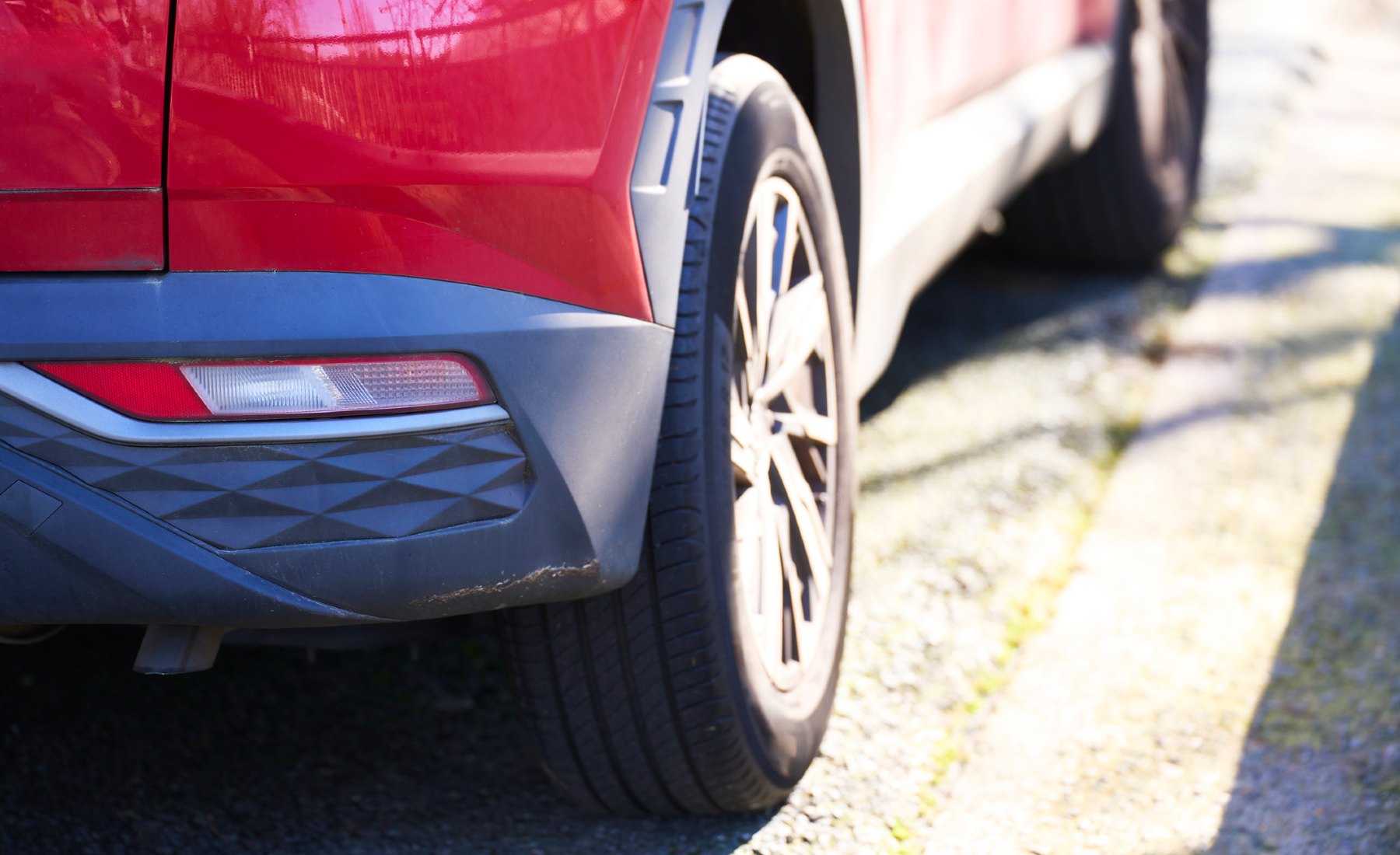 Coche estacionado al sol