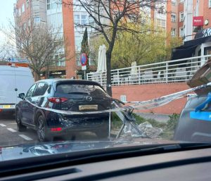 Coche quemado por contenedor