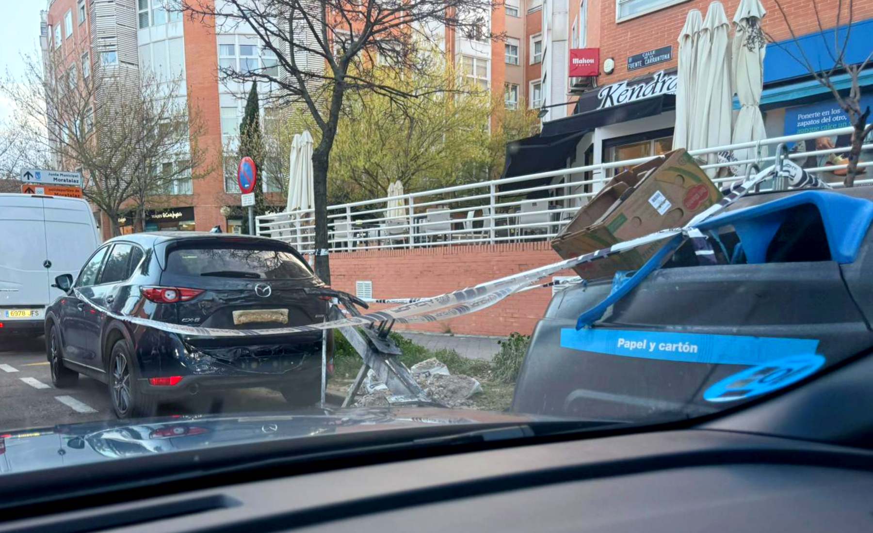 Coche quemado por contenedor