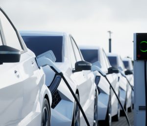 Coches eléctricos cargando