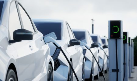 Coches eléctricos cargando