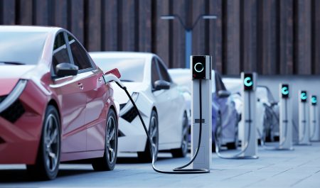 Coches eléctricos cargando